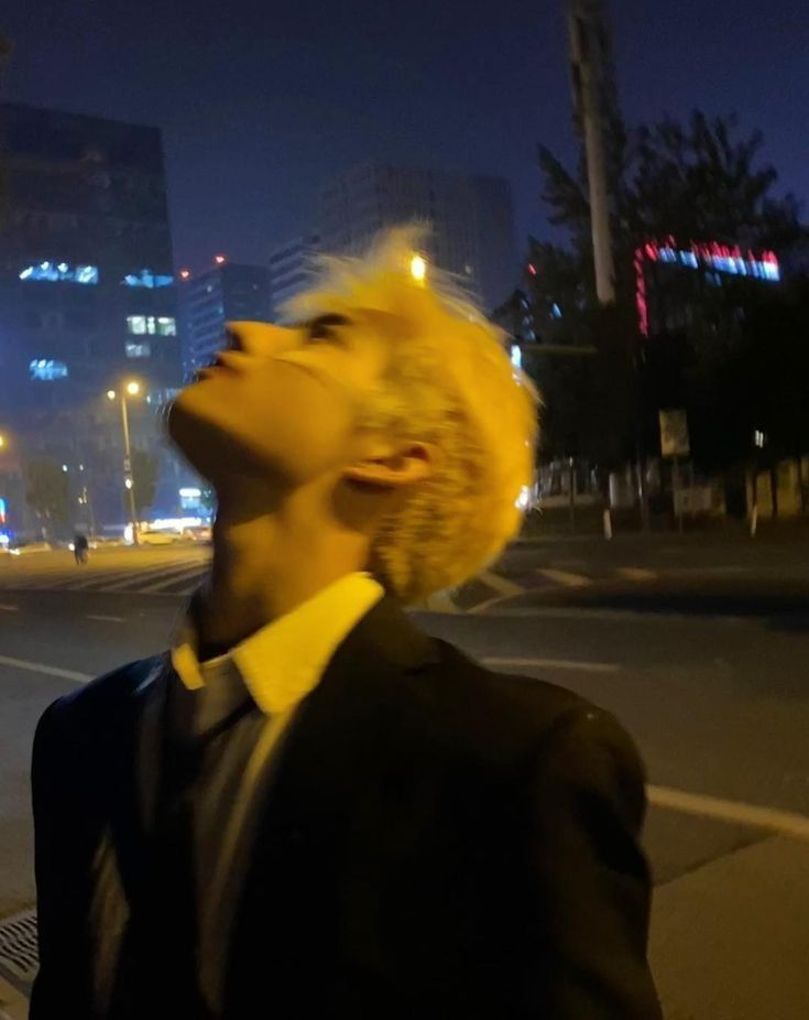 BLONDE Popular Guy